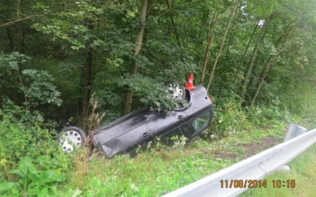 Řidička otočila svou Octavii na střechu. Foto: Policie ČR