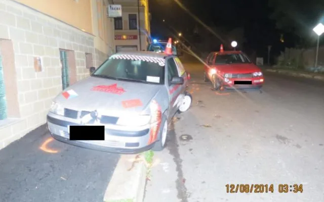 Řidička se lekla kočky a nabourala do zaparkovaného auta. Foto: Policie ČR