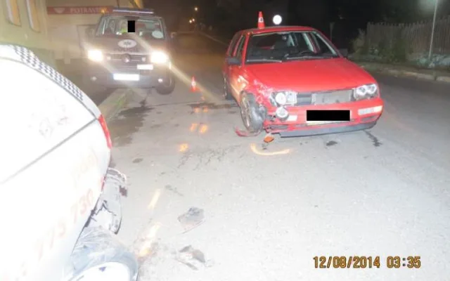 Řidička se lekla kočky a nabourala do zaparkovaného auta. Foto: Policie ČR