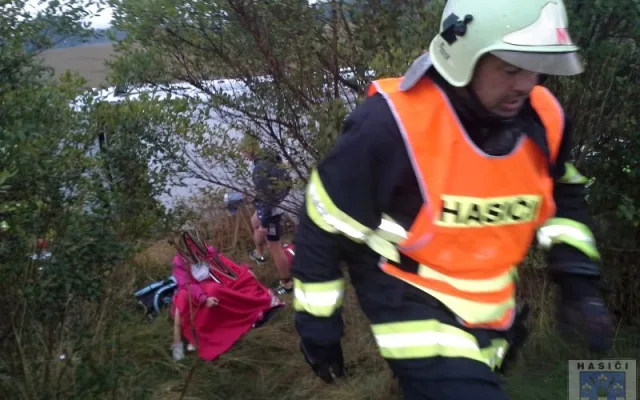 Nehoda si vyžádala několik zraněných osob. Foto: Hasiči Hrádek nad Nisou