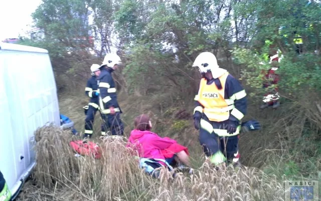 Nehoda si vyžádala několik zraněných osob. Foto: Hasiči Hrádek nad Nisou