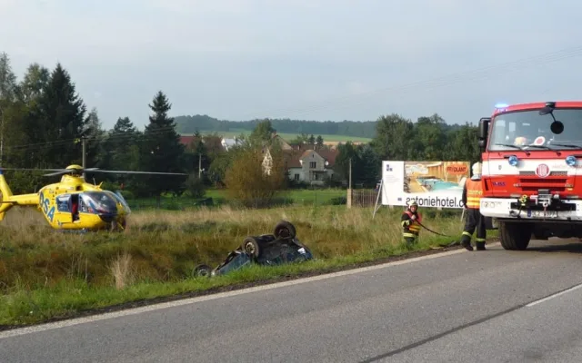 Řidič osobáku nepřežil střet se sanitou. Foto: HZSLK
