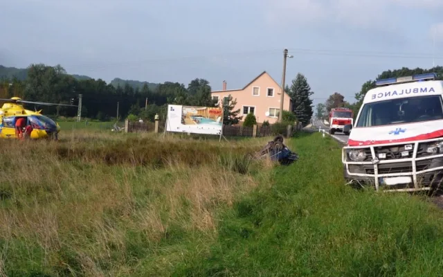 Řidič osobáku nepřežil střet se sanitou. Foto: HZSLK
