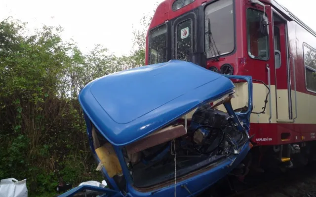 Opilého řidiče zradila technika. Avie mu dojela na přejezdu. Foto: HZSLK