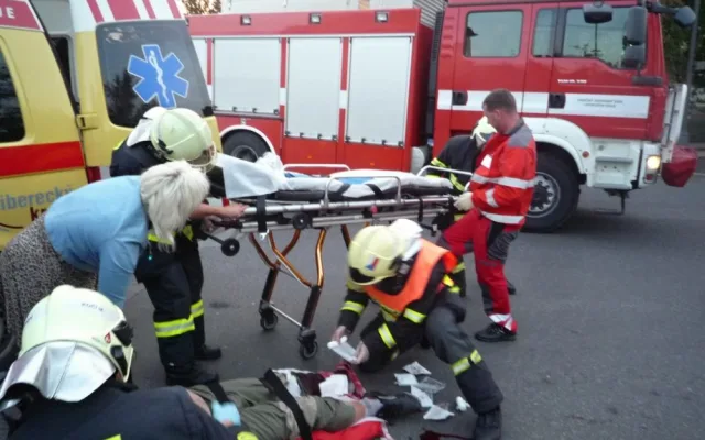 Sražený motocyklista skončil v liberecké nemocnici. Foto: HZSLK