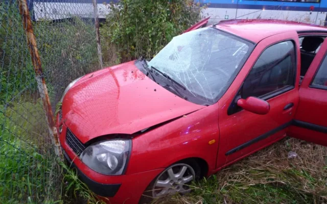 V Doubské ulici se střetl vlak s autem. Tři zranění. Foto: HZSLK