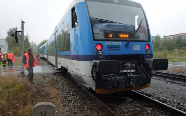 V Doubské ulici se střetl vlak s autem. Tři zranění. Foto: HZSLK