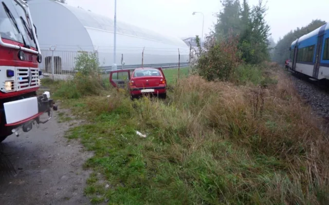 V Doubské ulici se střetl vlak s autem. Tři zranění. Foto: HZSLK