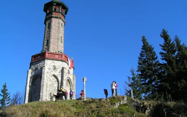 Rozhledna z jiného pohledu.