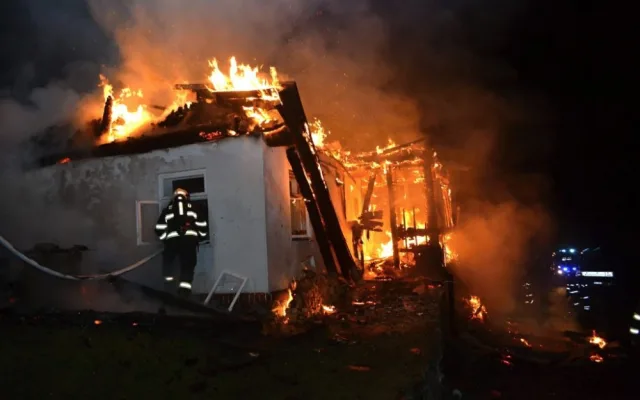 Roubenka lehla popelem, škoda jde do milionů. Foto: HZSLK