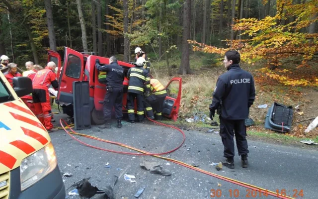 Mladík vjel do protisměru. Nehodu odnesl těžkým poraněním. Foto: HZSLK