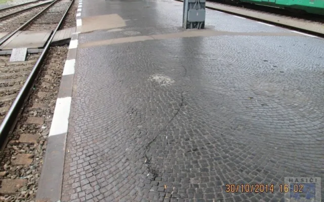 Kyselina se rozlila po celém vagonu. Foto: Hasiči Hrádek nad Nisou