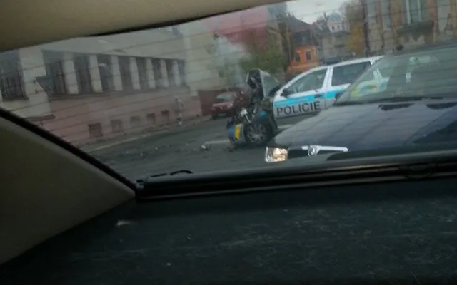 Škoda na policejní Octavii je 200 tisíc korun. Foto: čtenář Drbny