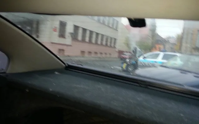 Škoda na policejní Octavii je 200 tisíc korun. Foto: čtenář Drbny