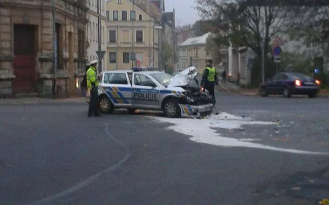Škoda na policejní Octavii je 200 tisíc korun. Foto: čtenář Drbny