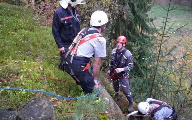 Vlčák zapadl do průrvy. Hasiči ho zachraňovali šest hodin. Foto: HZSLK