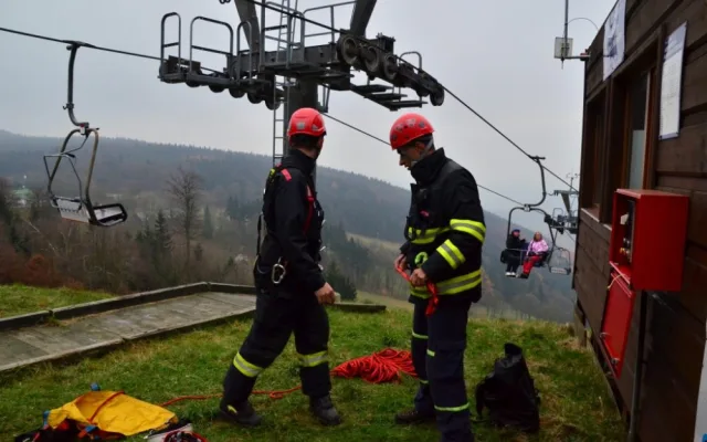 Jako z akčního filmu. Hasiči zachraňovali z lanovky cestující. Foto: HZSLK