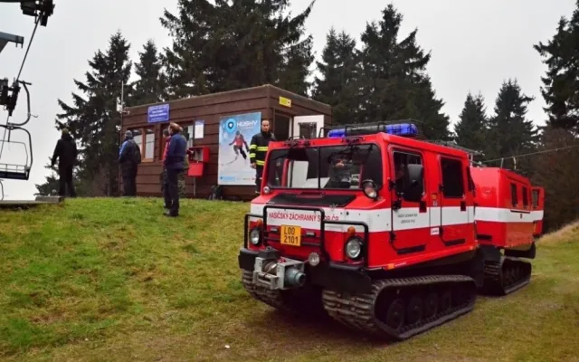 Jako z akčního filmu. Hasiči zachraňovali z lanovky cestující. Foto: HZSLK