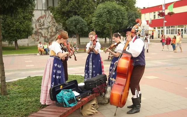Lidové tradice a kroje.