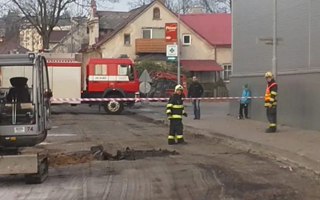Starý odvodňovač zaměstnal hasiče i pyrotechnika. Foto: HZSLK