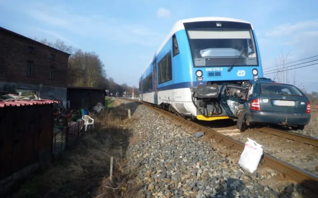 Tragédie na Frýdlantsku. Vlak usmrtil dvoučlennou posádku auta. Foto: HZSLK