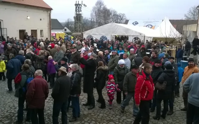Nádvoří praskalo ve švech.