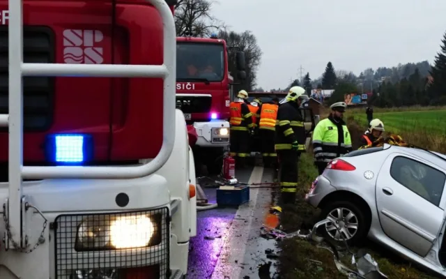 Tragédie u Turnova. Nehod asi vyžádala dva životy. Foto: HZSLK