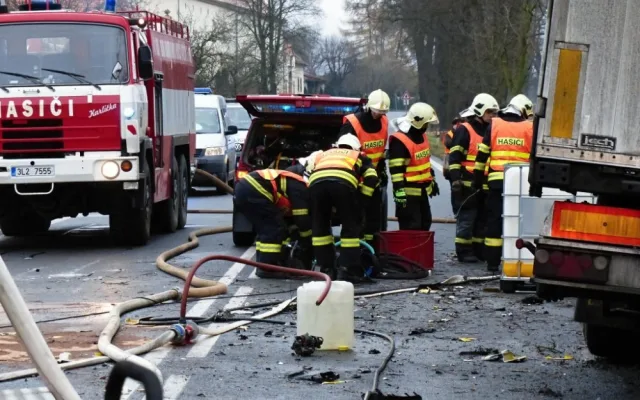 Tragédie u Turnova. Nehod asi vyžádala dva životy. Foto: HZSLK