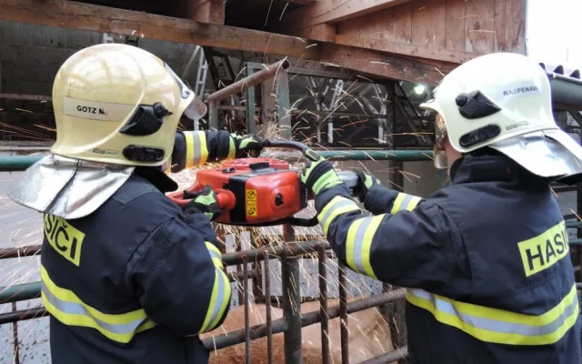 Kráva uvízla mezi trubkami, hasiči je rozřezali. Foto: HZSLK