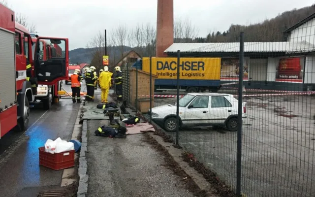 Z korby nákladního automobilu unikla kyselina dusičná. Foto: HZSLK