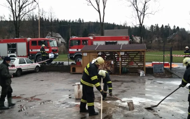 Z korby nákladního automobilu unikla kyselina dusičná. Foto: HZSLK