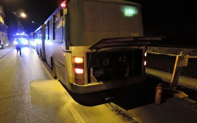 Technická závada zapříčinala požár autobusu. Foto: HZSLK