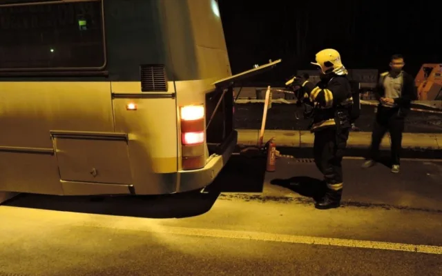 Technická závada zapříčinala požár autobusu. Foto: HZSLK