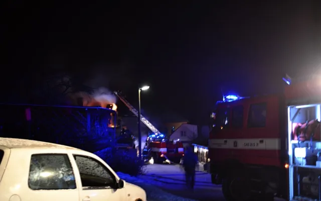 Dům pod Ještědem zachvátil požár kvůli závadě na komínu. Foto: HZSLK