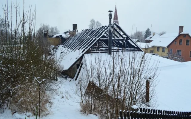 Dům pod Ještědem zachvátil požár kvůli závadě na komínu. Foto: HZSLK