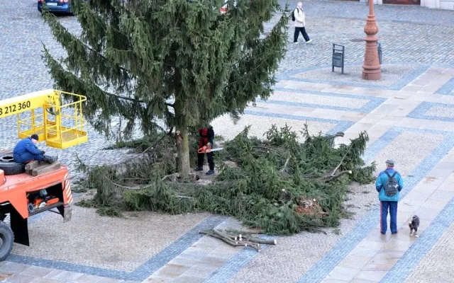A je po Vánocích. Na náměstí pokáceli strom. Foto: Jan Král
