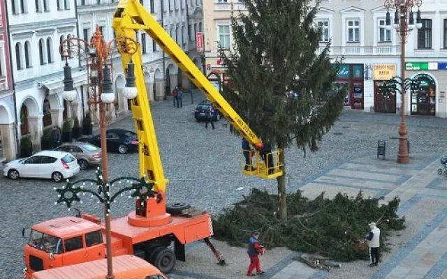 A je po Vánocích. Na náměstí pokáceli strom. Foto: Jan Král