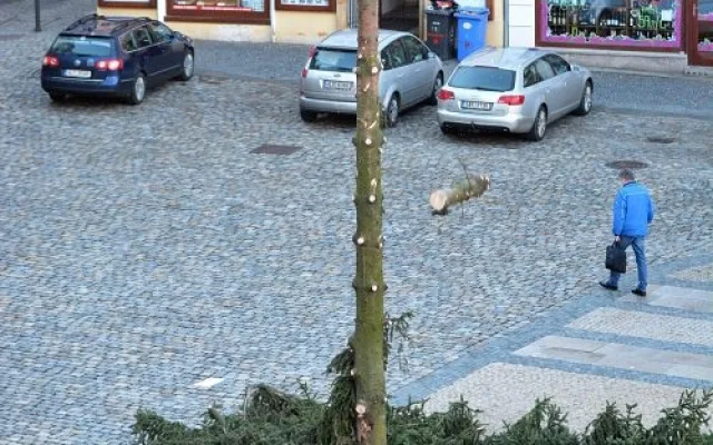 A je po Vánocích. Na náměstí pokáceli strom. Foto: Jan Král