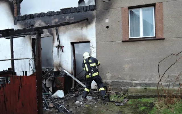 Velký požár autodílny dnes zaměstnal desítky hasičů. Foto: HZSLK