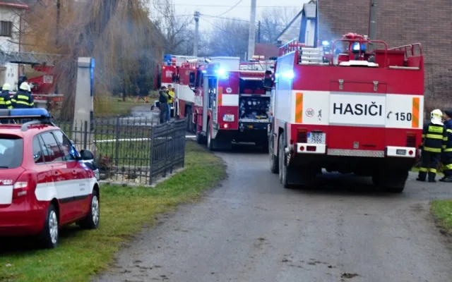 Velký požár autodílny dnes zaměstnal desítky hasičů. Foto: HZSLK