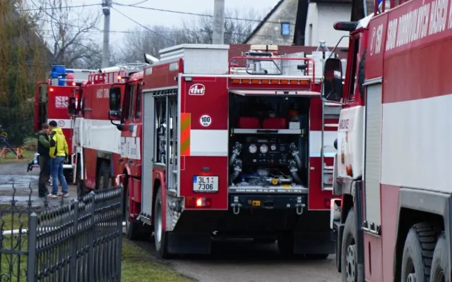 Velký požár autodílny dnes zaměstnal desítky hasičů. Foto: HZSLK