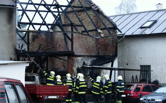 Velký požár autodílny dnes zaměstnal desítky hasičů. Foto: HZSLK