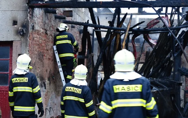 Velký požár autodílny dnes zaměstnal desítky hasičů. Foto: HZSLK