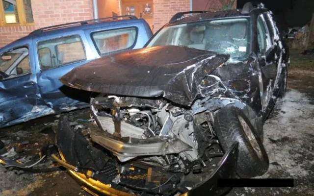 Kochající se řidička nabourala dvě Dacie a dům. Foto: Policie ČR