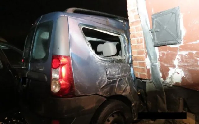 Kochající se řidička nabourala dvě Dacie a dům. Foto: Policie ČR
