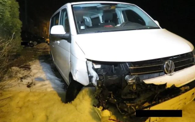 Kochající se řidička nabourala dvě Dacie a dům. Foto: Policie ČR