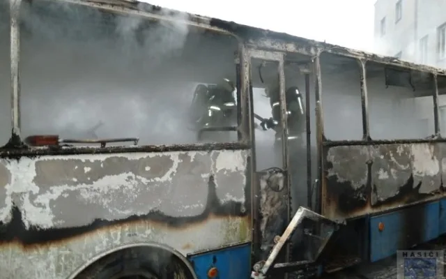 V bývalé Koloře hořel odstavený autobus. Foto: Hasiči Hrádek nad Nisou