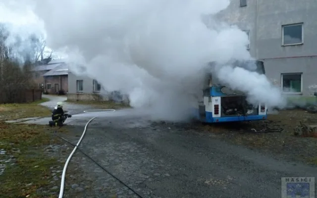 V bývalé Koloře hořel odstavený autobus. Foto: Hasiči Hrádek nad Nisou