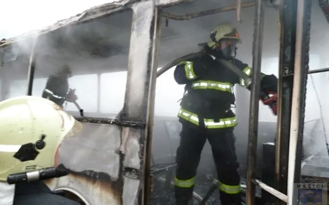 V bývalé Koloře hořel odstavený autobus. Foto: Hasiči Hrádek nad Nisou