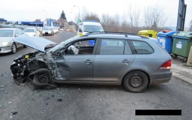 Nepozorný řidič vjel přímo pod kamion. Škoda je čtvrt milionu. Foto: Policie ČR